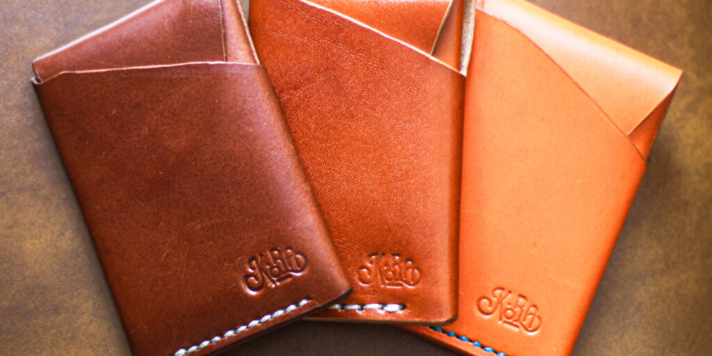 La base de casi todas nuestras piezas. Curtida con taninos naturales, sin químicos agresivos, desarrolla una pátina única con el tiempo. Abraza sus marcas: cada cartera será ligeramente distinta, y esa es precisamente la idea.