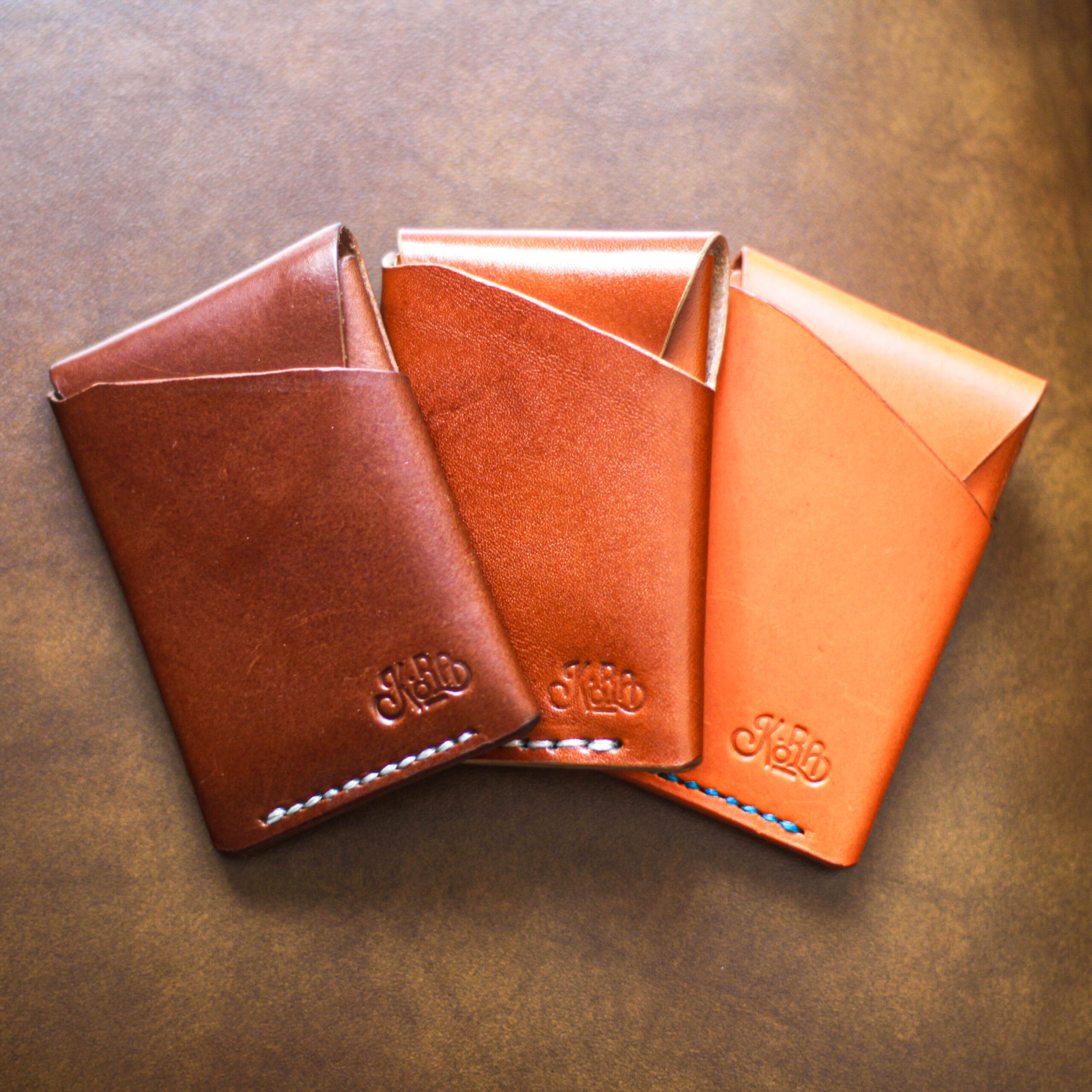 La base de casi todas nuestras piezas. Curtida con taninos naturales, sin químicos agresivos, desarrolla una pátina única con el tiempo. Abraza sus marcas: cada cartera será ligeramente distinta, y esa es precisamente la idea.